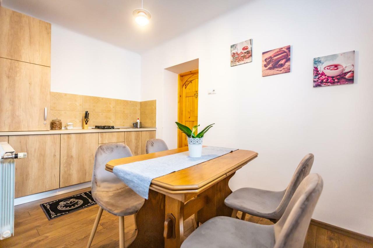 Central Apartment Брашов Екстер'єр фото